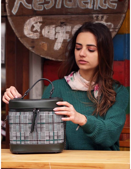 حقيبة جلدية مع قماش