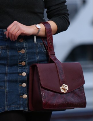 حقيبة لون عنابي 