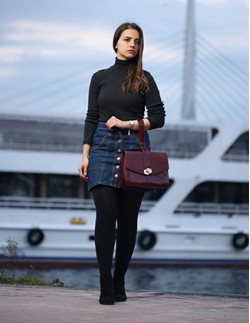 حقيبة لون عنابي  