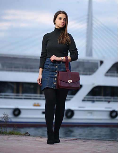 حقيبة لون عنابي 